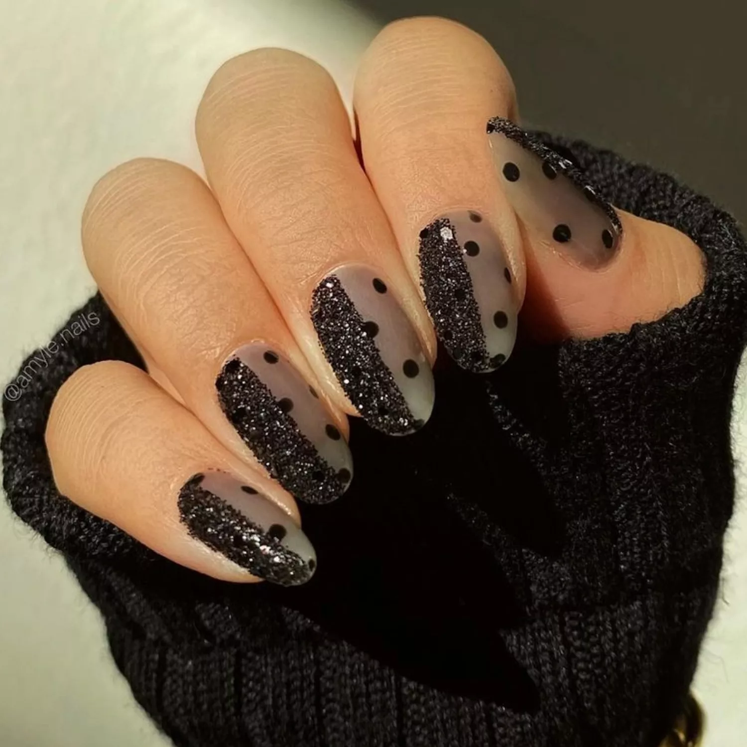 Modele de unghii negre cu sclipici: 17 idei de design glamour